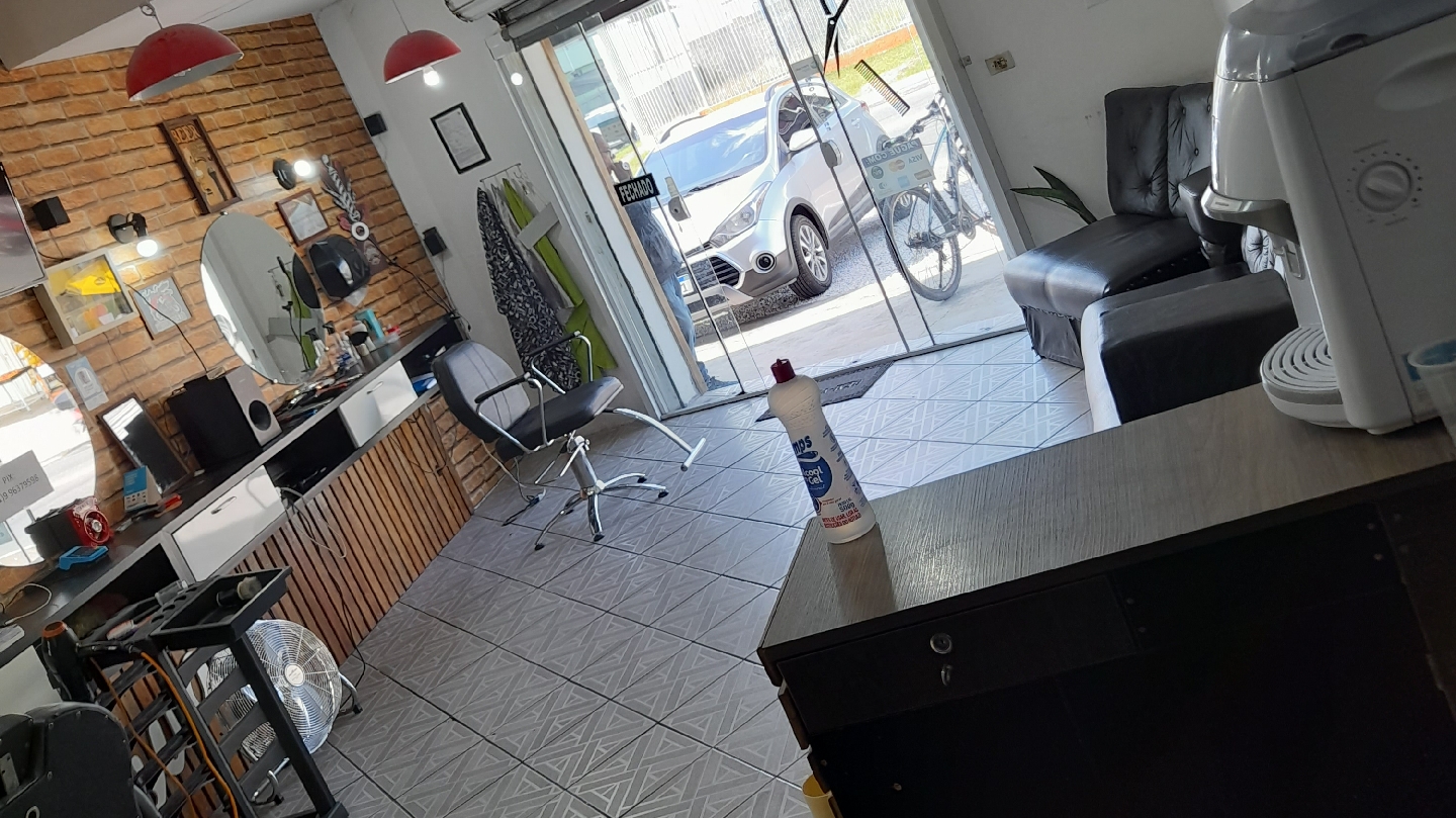 Cadeiras e estação de trabalho da Barbearia Visual, com espelhos redondos e ventilador