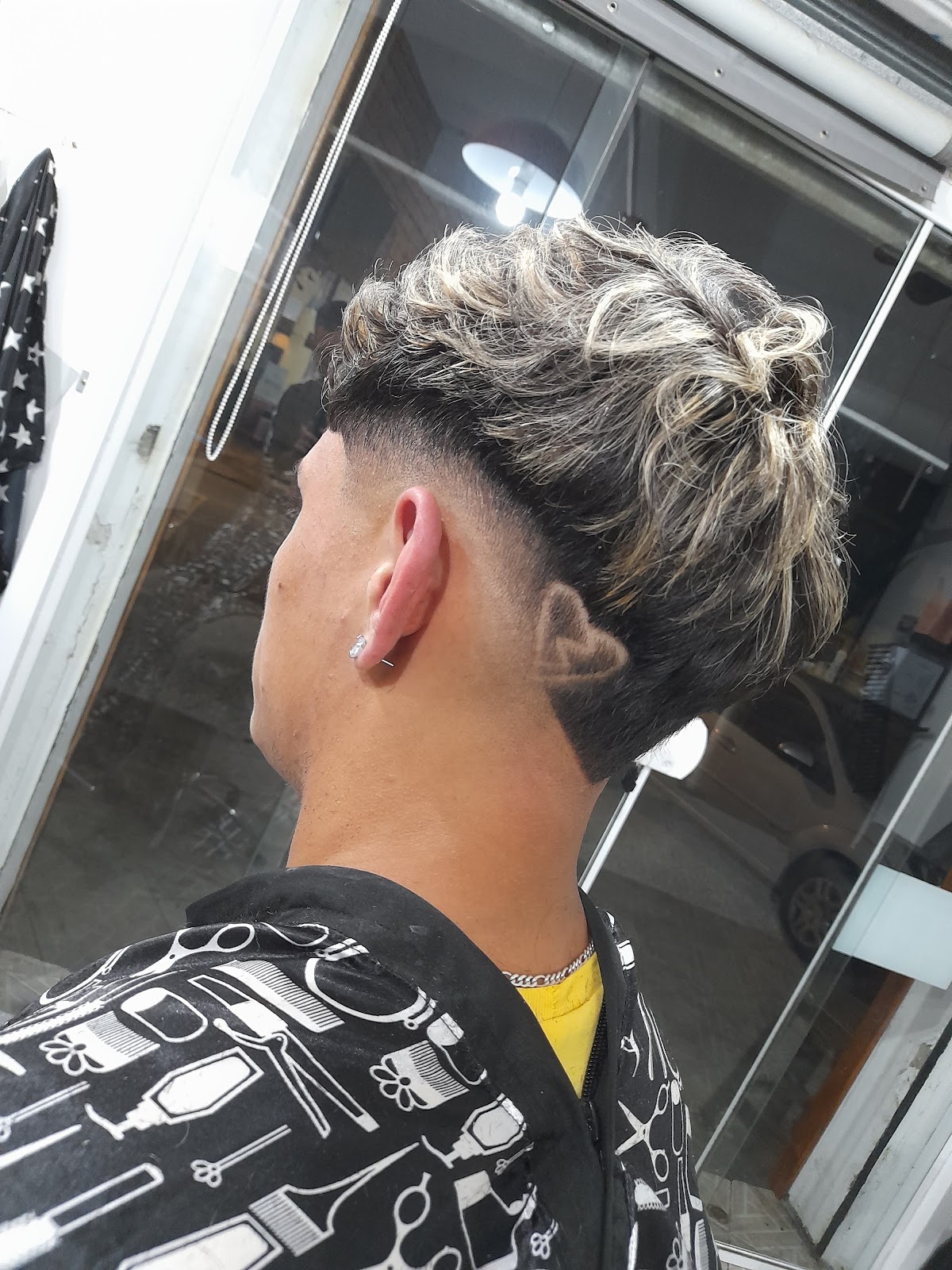 Desenho em formato de coração raspado na nuca de um cliente da Barbearia Visual
